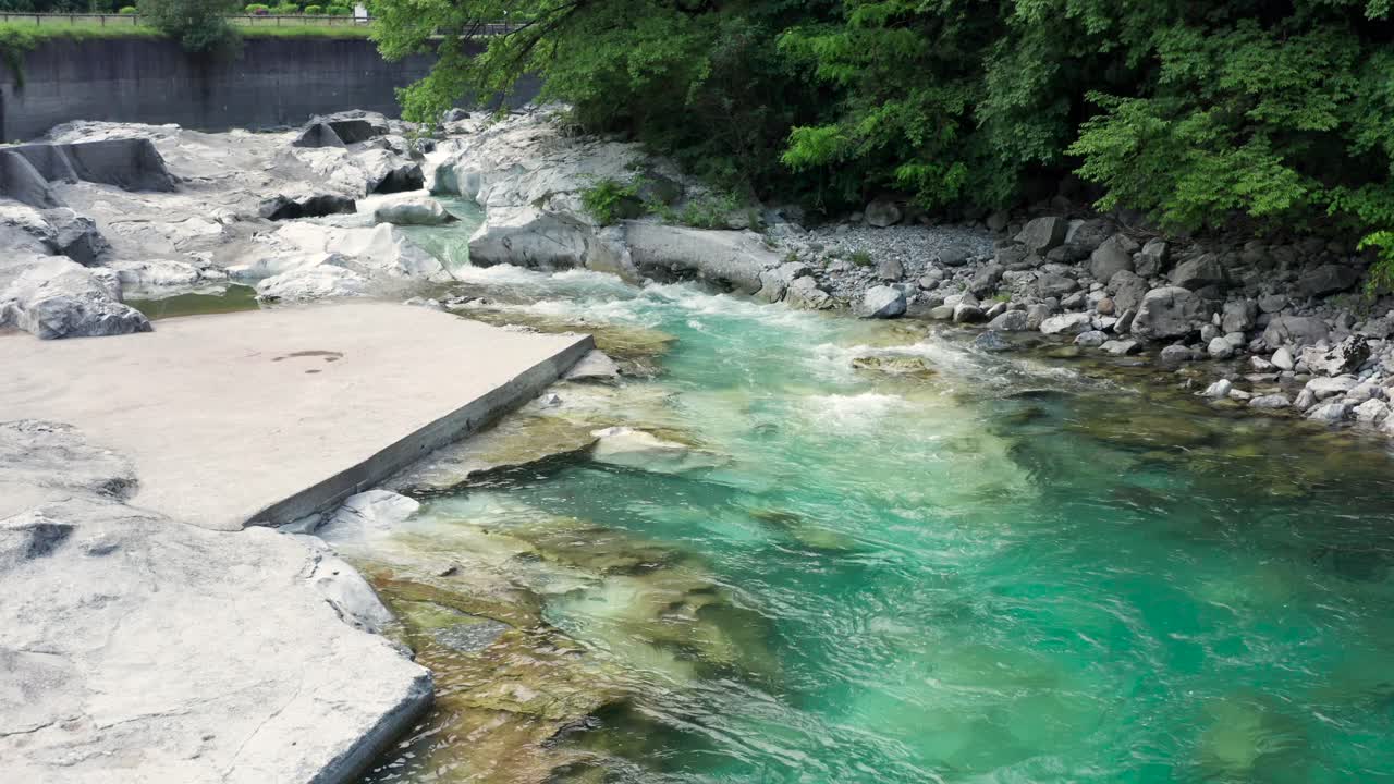 크리스탈처럼 푸른 물이 있는 멋진 세리오 강, 베르가모, 세리아나 계곡, 이탈리아