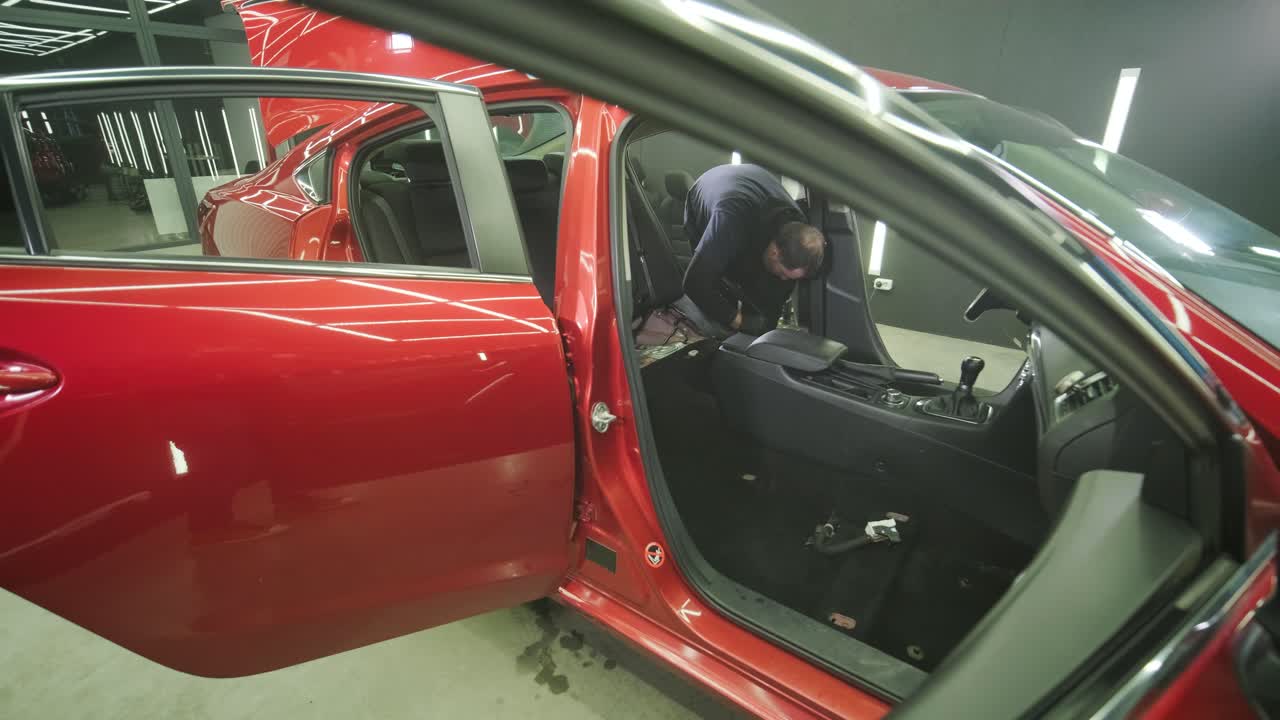 전문적인 자동차 청소. 샤워. 인테리어 세부 사항. 자동차 인테리어를 건조 청소 및 세부 사항; 깊은 좌석 청소; 자동차 세탁에서 거품을 는; 먼지에서 자동차 패널을 청소하는; 진공청소기