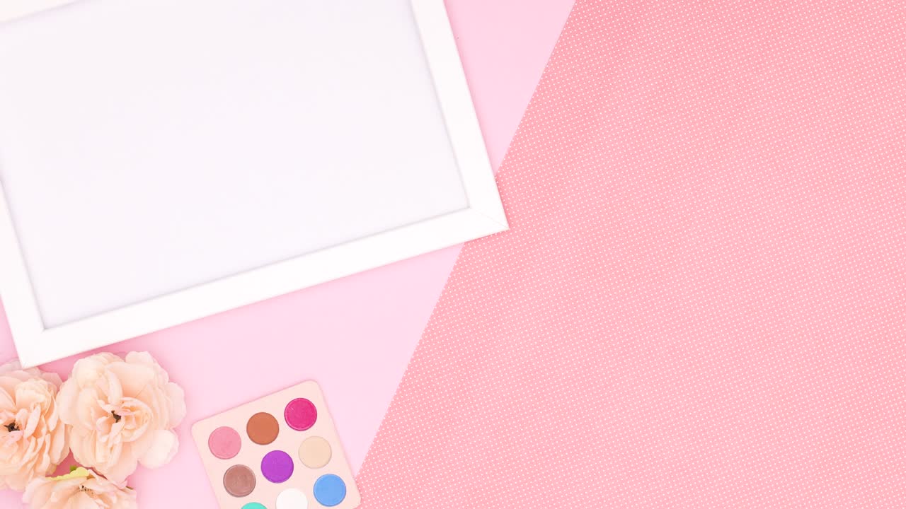 marco de madera blanca para texto y maquillaje y accesorios en tema rosa. stop motion