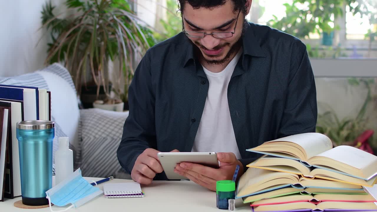Pelajar Belajar dengan Tablet dan Buku