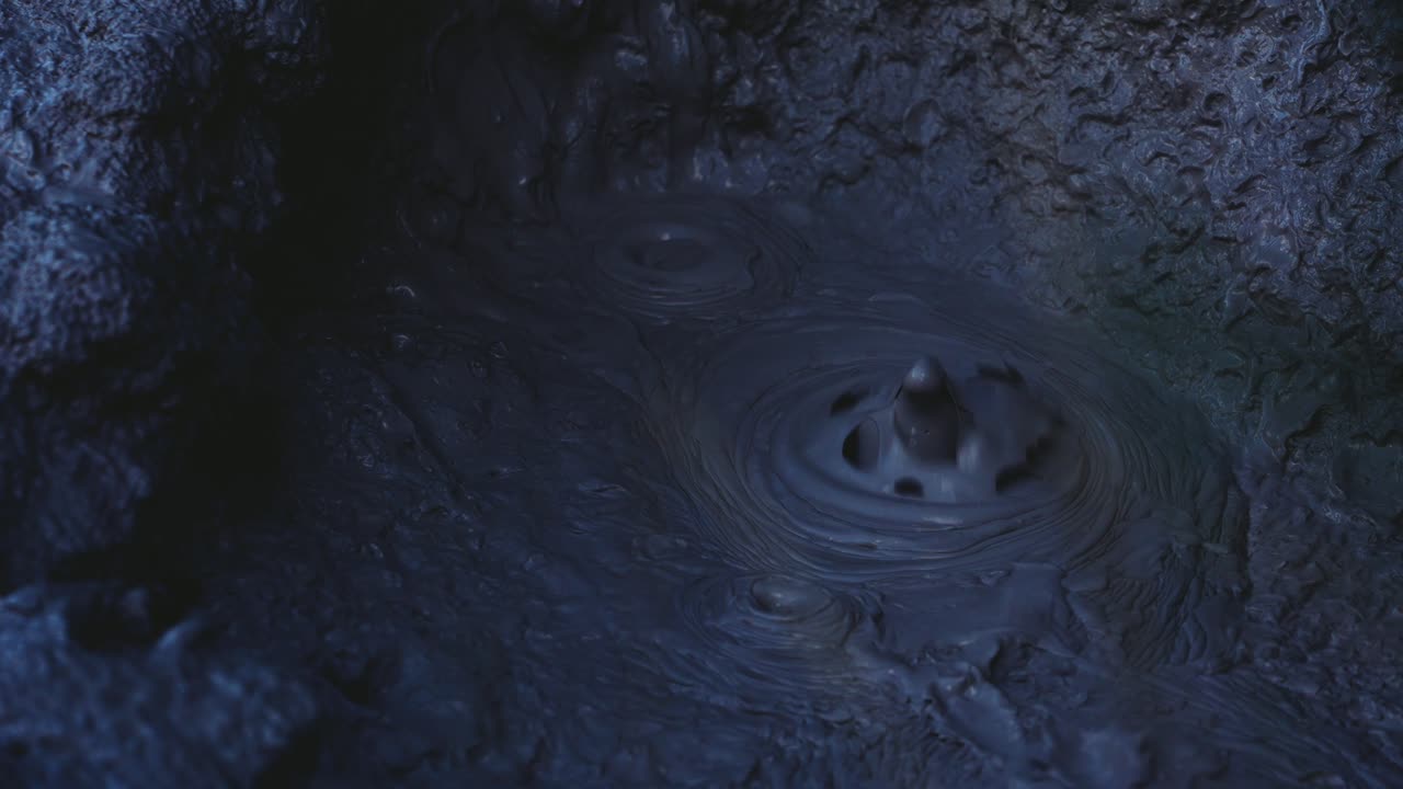 burbujas de barro en la piscina geotérmica, rotorua, nueva zelanda