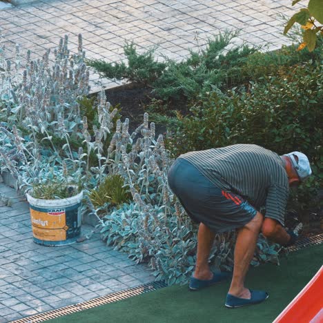 el trabajador está limpiando cerca de la piscina