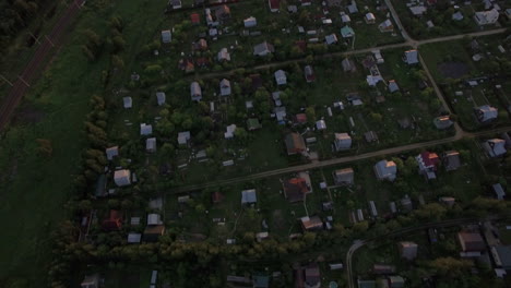 Vista-Superior-De-Casas-De-Campo-Al-Atardecer-En-Verano-Rusia