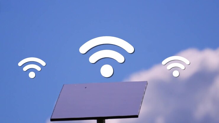 3D WIFI-ikon animeret ved siden af en Starlink parabolmodtager på et landligt hjem mod en blå himmel, der leverer højhastighedsinternet. Kommunikerer med en lavt kredsende konstellation højt over Jorden. Hurtigt Wifi.