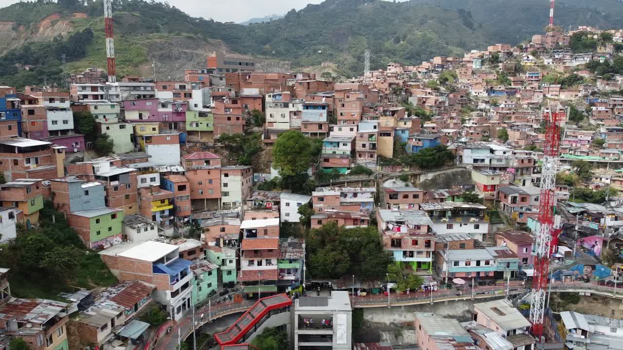 Punto turistico vivace e di tendenza, la favela Comuna Tredici a Medellín, Colombia