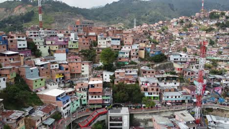 Lugar-Turístico-Vibrante-Y-De-Moda,-Comuna-Trece-Favela-En-Medellin,-Colombia