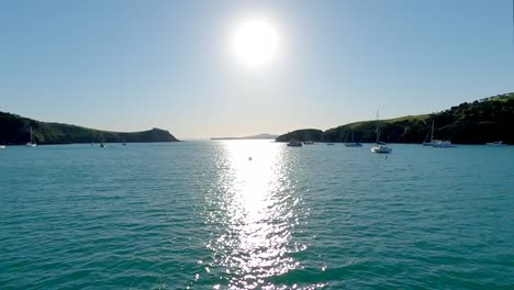 Idyllischer-Sonnenuntergang-über-Dem-Mit-Yachten-Gefüllten-Hafen