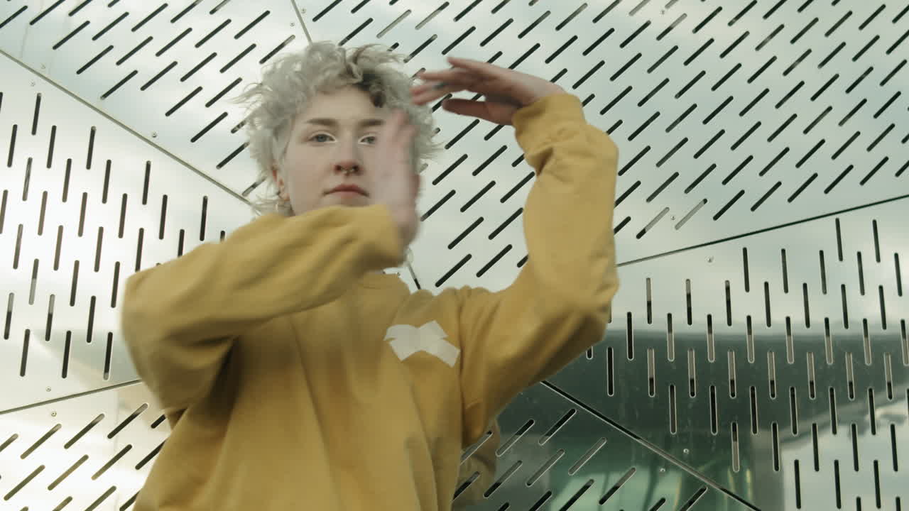 보그를 춤추는 소녀와 야외에서 카메라를 보는