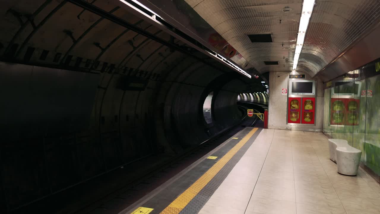 Banchina della metropolitana silenziosa senza attività visibile.