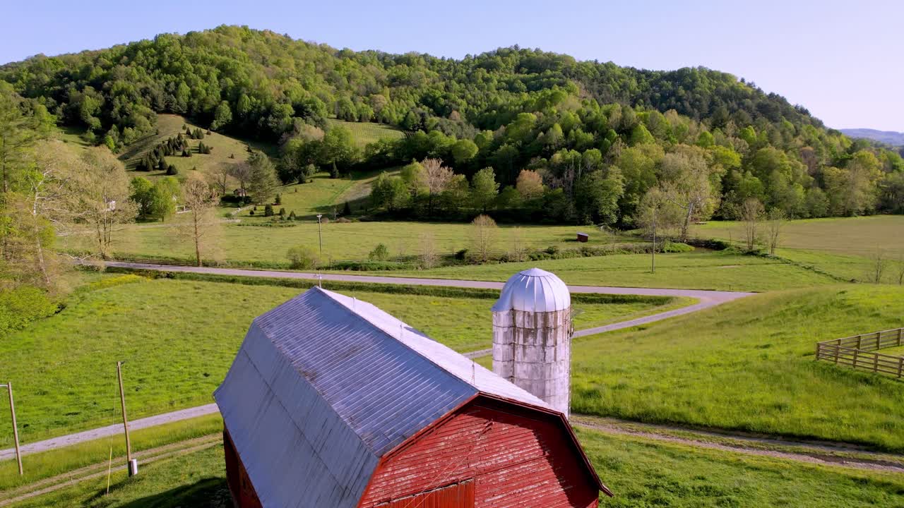 Rød lade og silo nær Bethel, NC, North Carolina