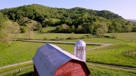 Rote-Scheune-Und-Silo-In-Der-Nähe-Von-Bethel,-North-Carolina,-North-Carolina