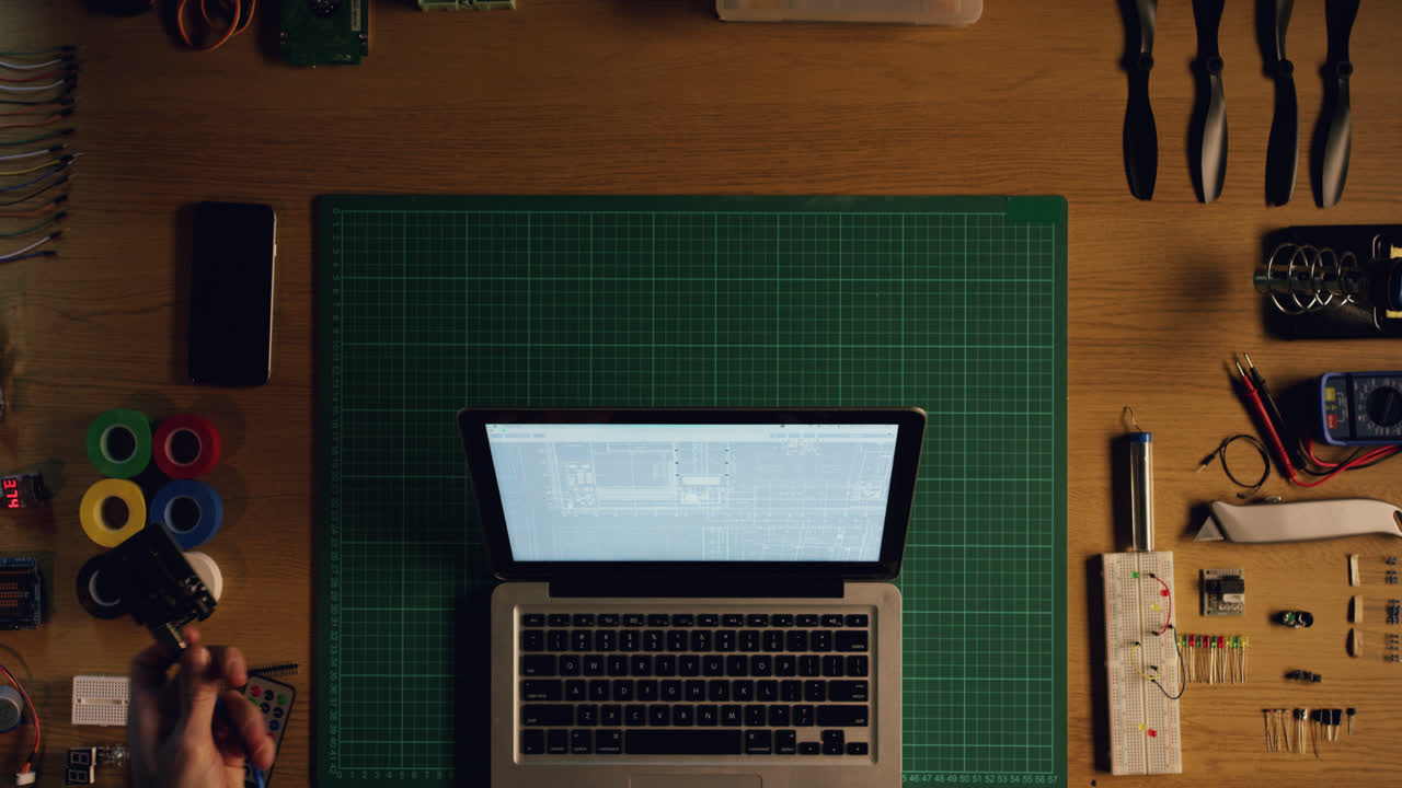 vista superior ingeniero de software manos codificando en el escritorio desde arriba - dragón épico rojo