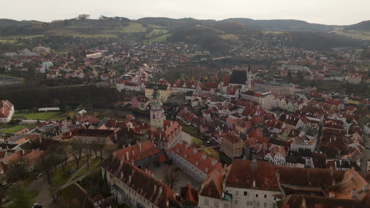 Çesky Krumlov çatılarının ve kale kompleksinin drone ile altın saatteki kuşbakışı çekimi