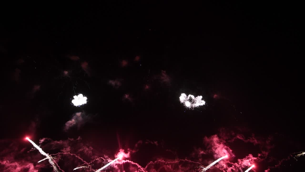 2022년 새해 파티 기간 동안 밤에 하늘에서 펼쳐지는 실제 다채로운 불꽃 축제의 4k 장시간 원활한 루프