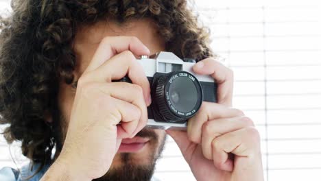 fotógrafo tomando una foto con una cámara vintage
