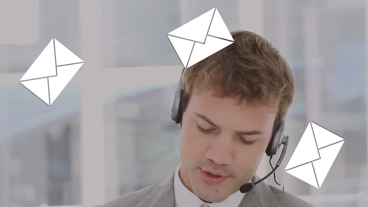 animación de iconos de correos electrónicos sobre el hombre que usa auriculares de teléfono