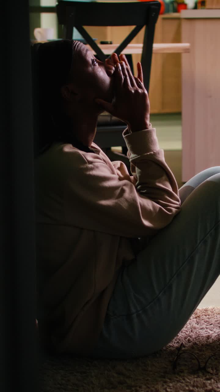 Video verticale. Donna depressa, con un senso di fallimento, stressata dalla disoccupazione, sopraffatta.