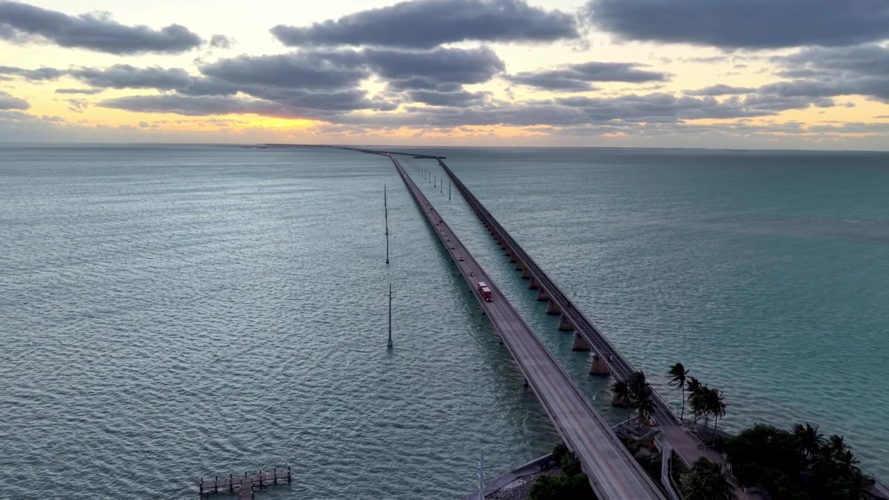 Avvicinamento aereo al Seven Mile Bridge lungo le Florida Keys al tramonto