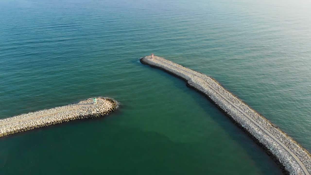 вход в док с двумя маяками