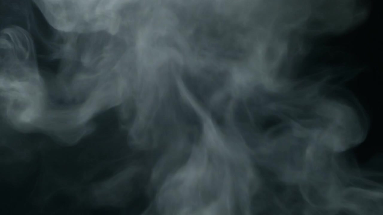 Fumo bianco vorticoso su sfondo nero compatto