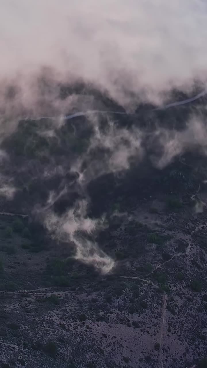 Le nuvole coprono le colline di Malaga, in Spagna, durante le ore serali