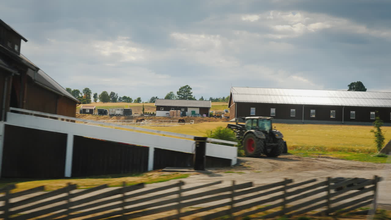 un viaje por noruega una vista desde la ventana del auto - el campo y las típicas casas de madera de color rojo