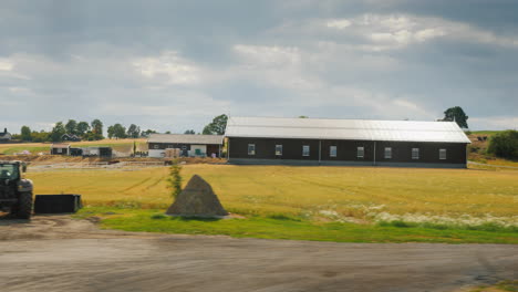 Eine-Reise-Durch-Norwegen-Ein-Blick-Aus-Dem-Autofenster---Die-Landschaft-Und-Die-Typischen-Roten-Holzhäuser-Typical