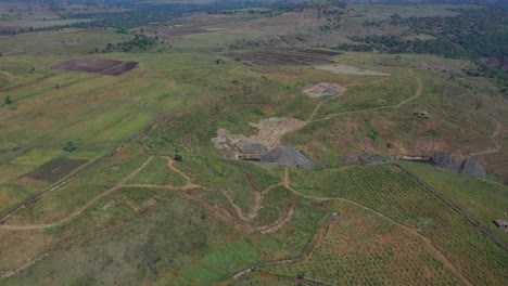antena: plantación forestal sostenible en un valle con lagos artificiales para regar las plantas en india