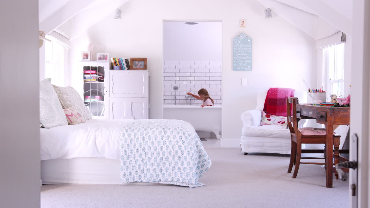 백인 소녀가 욕조에서 욕조에서 놀고 있다.