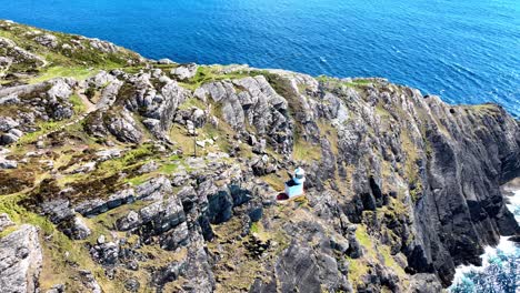 Irlanda-Ubicaciones-épicas-Drone-Dando-Vueltas-Alrededor-Del-Faro-De-Cabeza-De-Oveja-En-Un-Afloramiento-Rocoso-En-La-Bahía-De-Bantry-En-West-Cork-En-El-Destino-Turístico-Salvaje-Del-Atlántico-Y-Una-Magnífica-Ubicación-Salvaje