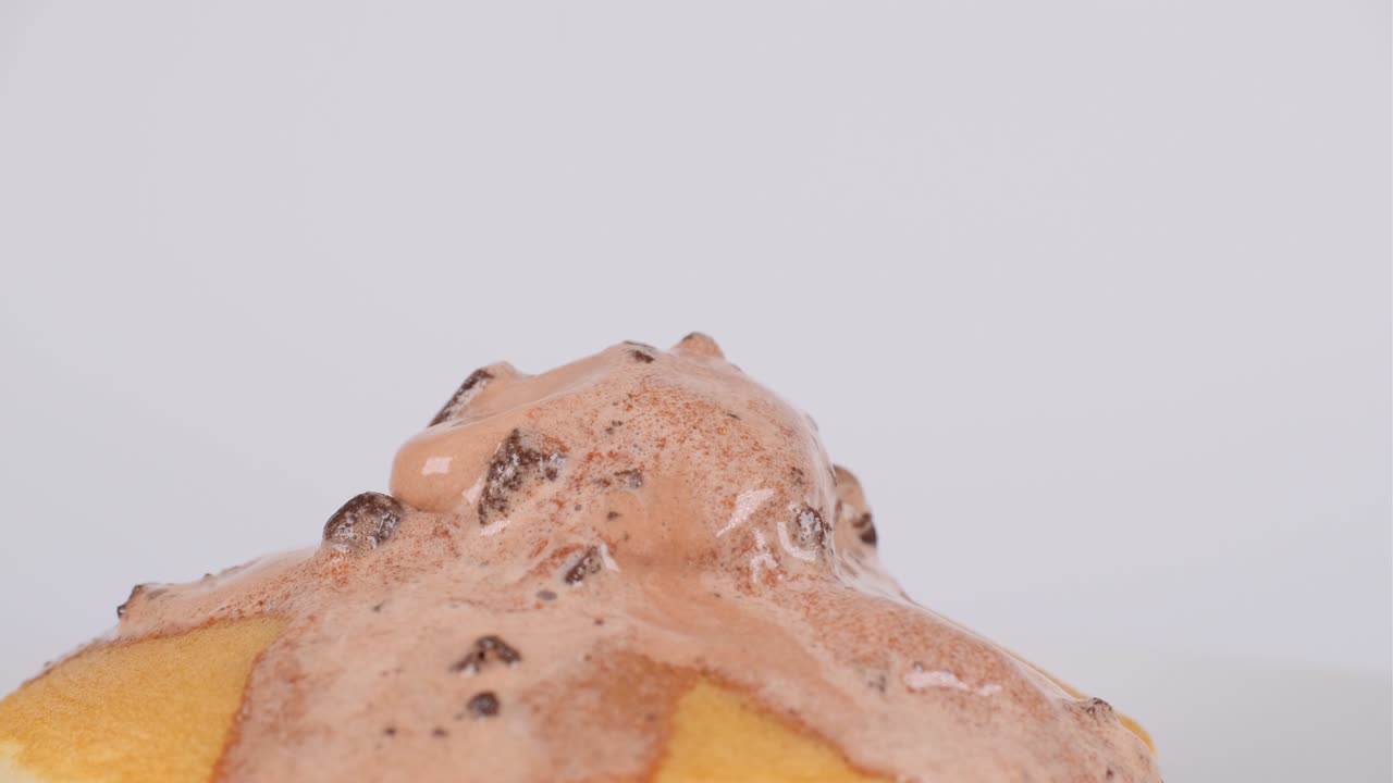 Pancakes con gelato al biscotto al cioccolato.