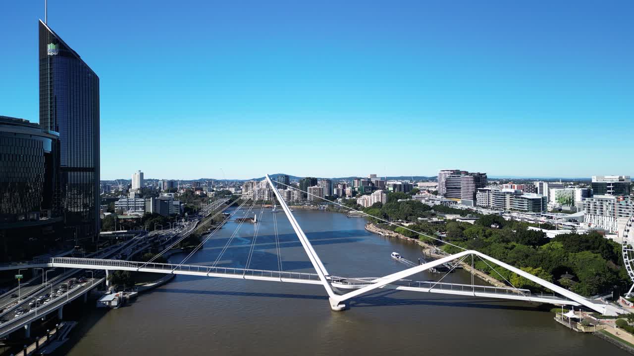 새로 건설된 거루 포인트 브릿지는 브리즈번 2032 올림픽 기간 동안 사람들이 사용할 수 있습니다.