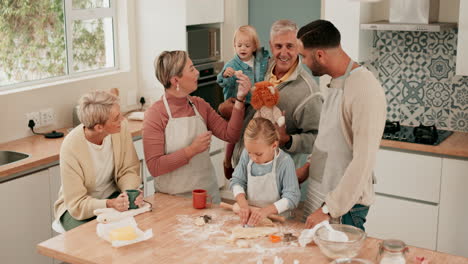 Gran-Familia,-Horneando-Y-Madre-Con-Galletas-Para-Niños