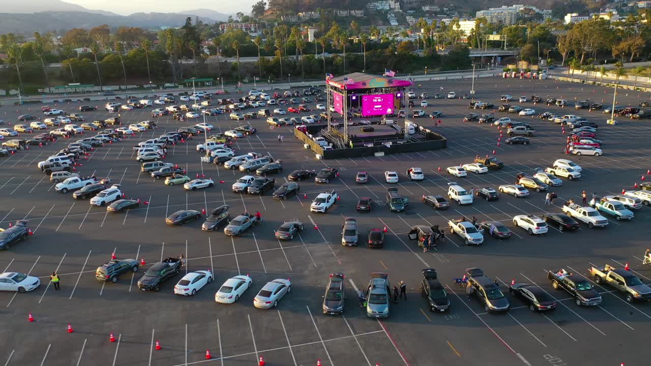 covid 19 코로나 바이러스 대유행 발생 1 동안 영화관의 드라이브가 부활했습니다.