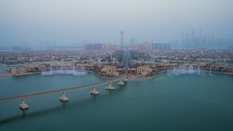 la vista de la palmera de jumeirah en dubai