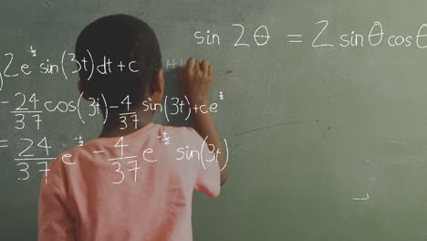 niño escribiendo en la pizarra