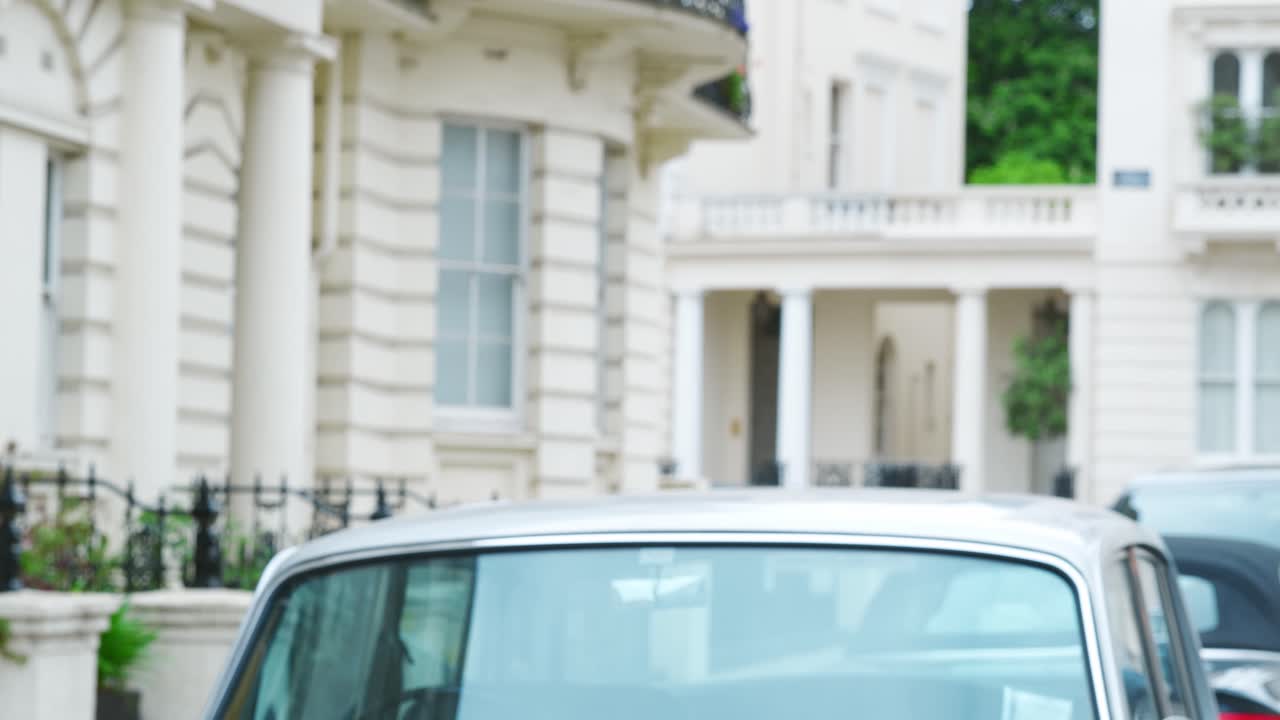 hombre elegante vestido con traje cruza la calle de la ciudad