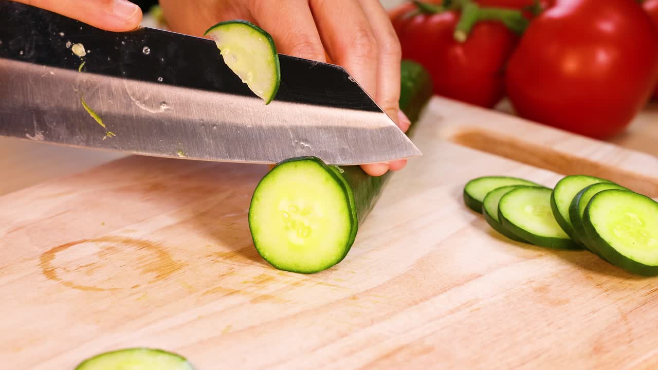 배경 에 토마토 가 있는 호박 을 잘라내는 손