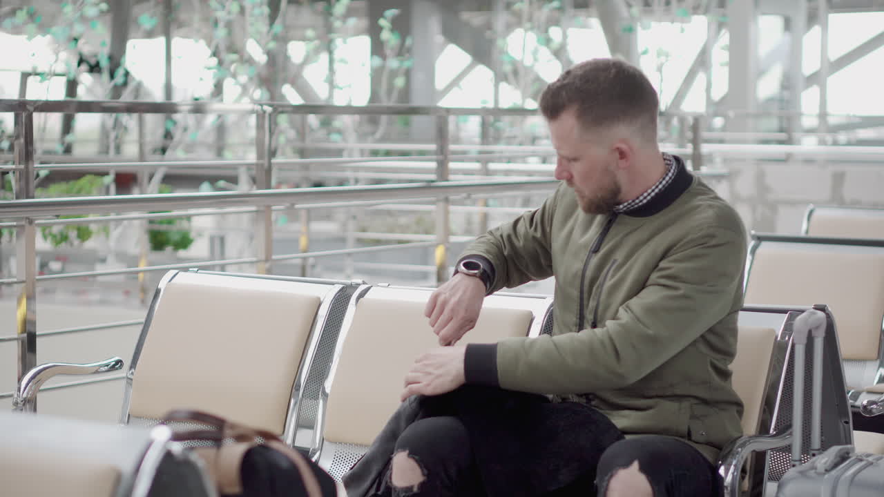 hombre preparándose para un vuelo en el aeropuerto