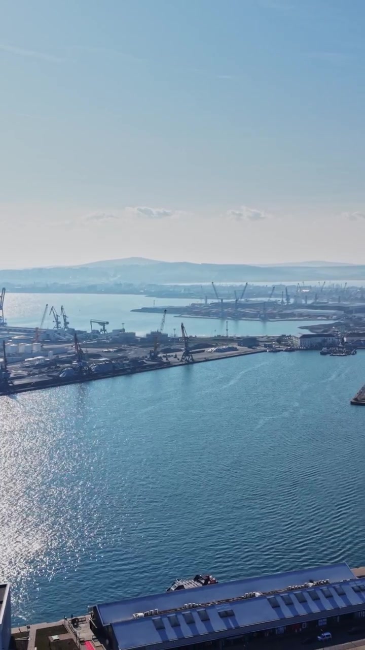Vista grandangolare del porto di Burgas al tramonto