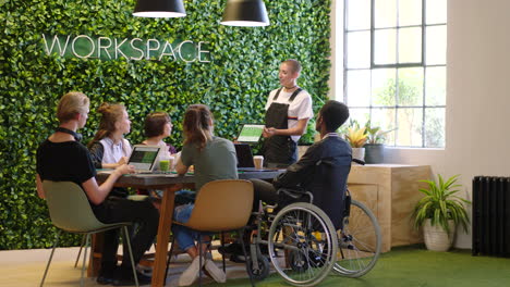 reunión de equipo en un espacio de trabajo moderno con características de accesibilidad