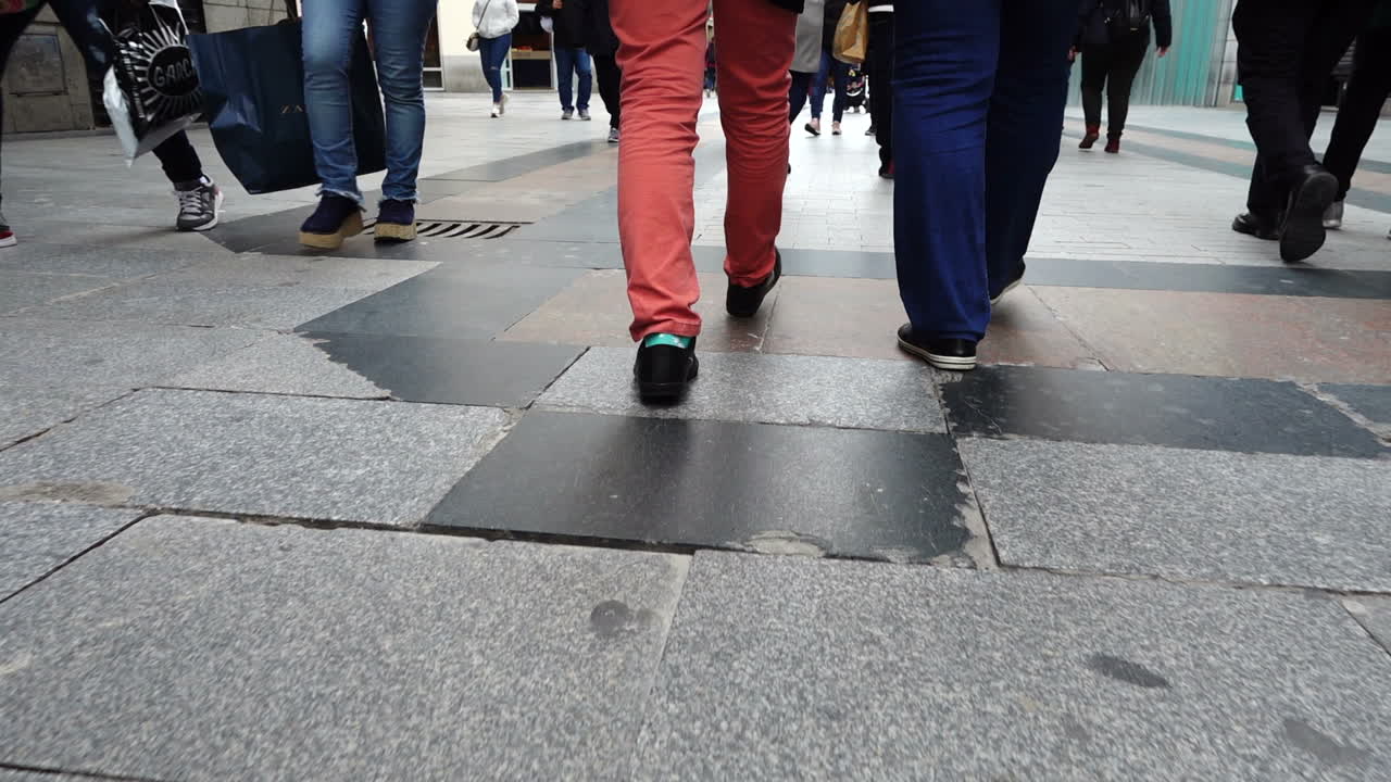 Touristes dans les rues de Madrid. Ralenti. Prise de vue en mouvement