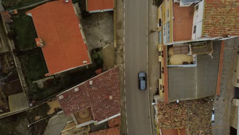 Draufsicht-Einer-Dorfstraße-Mit-Vorbeifahrenden-Autos