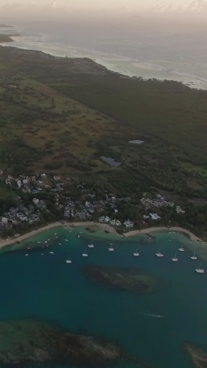 Panoramica Aerea Suggestiva di una Costa Tropicale con Barche e Paesaggio Verde