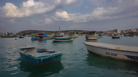 Barcos-De-Pesca-Tradicionales-En-El-Puerto-De-Marsaxlokk,-Pequeño-Pueblo-En-Malta.