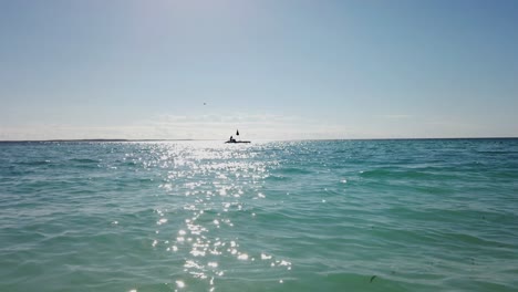 Vista-De-ángulo-Bajo-Del-Océano-Claro-Y-Tranquilo