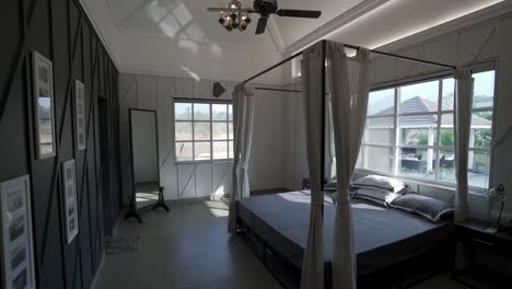 un sencillo dormitorio de color tierra diseñado - ancho