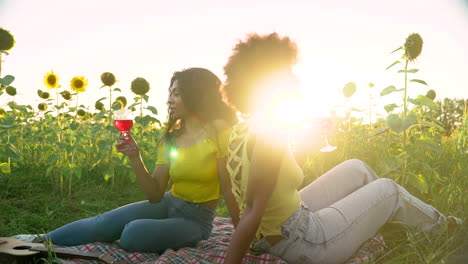 mujeres bebiendo en un picnic