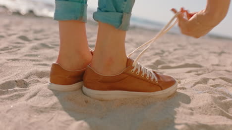 Nahaufnahme-Der-Füße-Einer-Frau,-Die-Am-Strand-Spaziert-Und-Ihre-Schuhe-Auszieht-Und-Den-Warmen,-Weichen-Sand-Genießt-Und-Den-Lebensstil-Im-Sommerurlaub-Erkundet