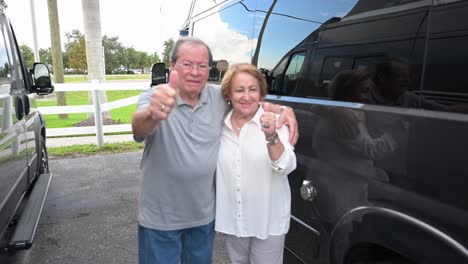 dos compradores de furgonetas camper contentos con la selección de pequeños vehículos recreativos en el lote